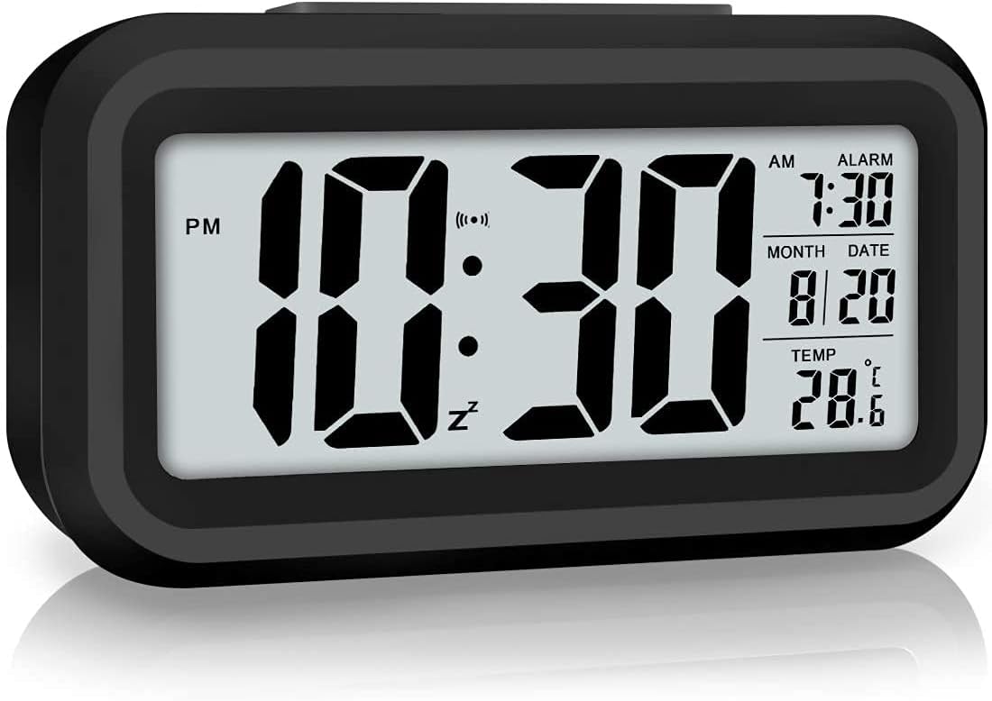 Lesipee Digital Alarm Clock, Clock for Bedroom, Desk Clock Battery Operated, Digital Clock with Smart Night Light 12/24H Display Snooze Function for Heavy Sleepers for Kids