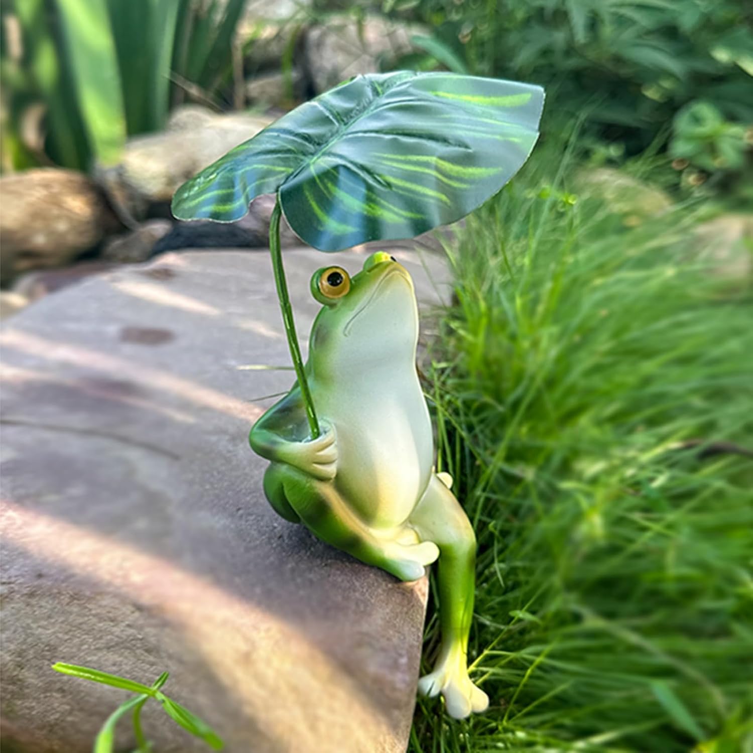 OwMell Umbrella Frog Statue for Garden, Green Frog Figurine, Outdoor Decor | This creative frog ornament brings a lot of vigour to your yard or garden. Garden Decoration Resin Sculpture 6 Inches Gift