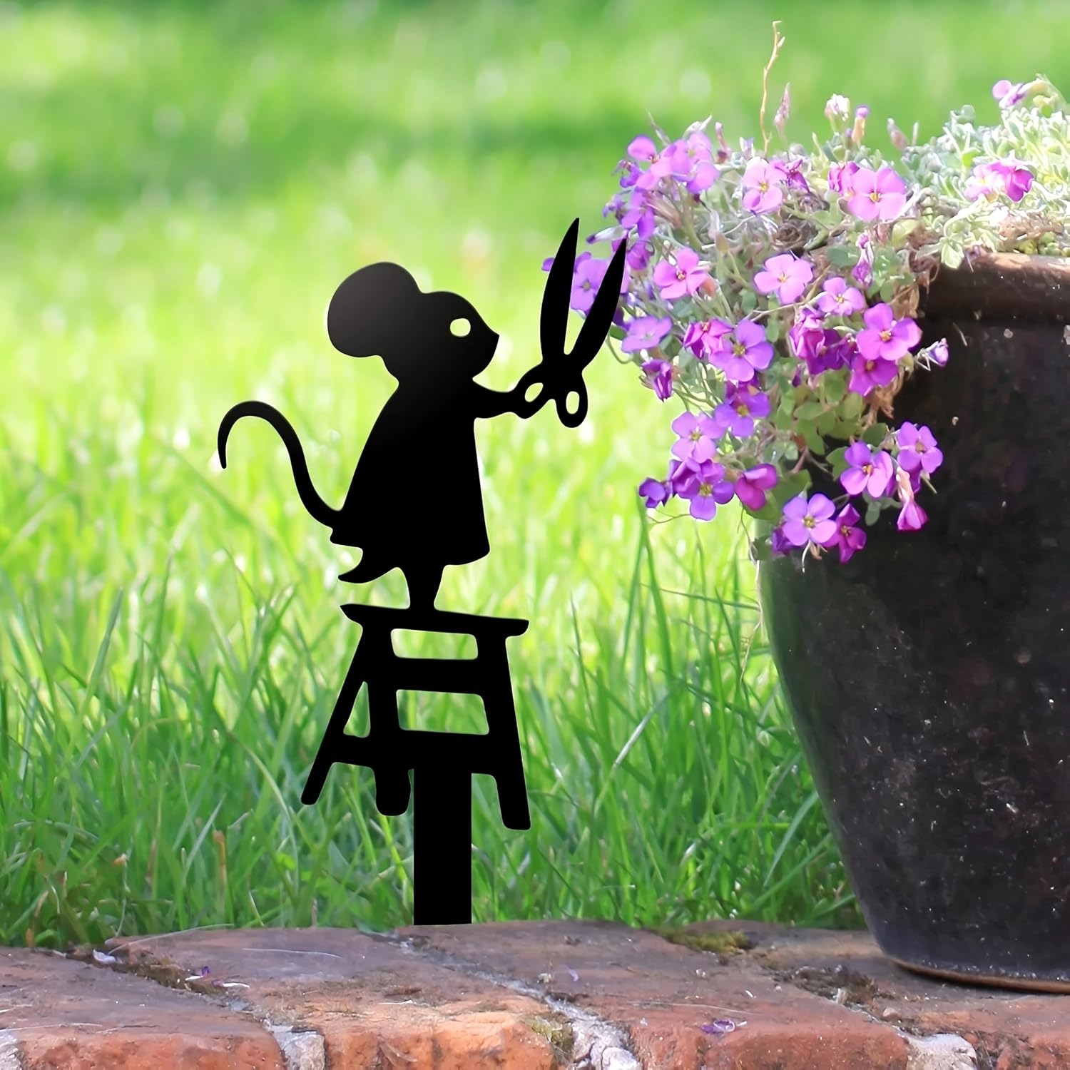 Metal Mouse Stealing Flower Statue – Garden Art Decoration, Outdoor Decorations, Outdoor Plant Shelves Welcome Signs