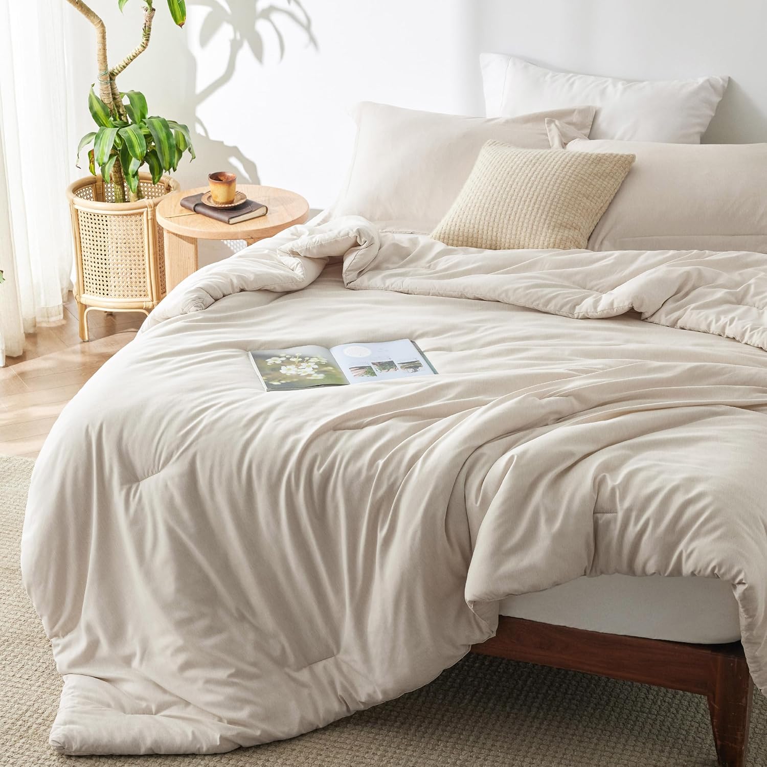 Bedsure Queen Comforter Set – Beige Soft Bedding for All Seasons, Cationic Dyed Bed Set, 3 Pieces, 1 Queen Size Comforter (90″x90″) and 2 Pillow Shams (20″x26″+2″)
